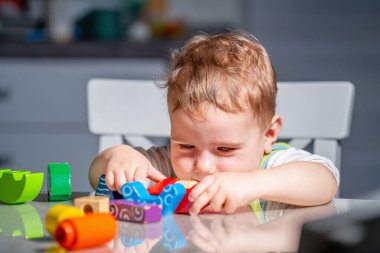 Odaklanma, sabır ve merakı ifade eden gerçek bir çocuk her gün oynadığı samimi bir oyuna daldı..