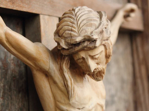 耶稣基督钉十字架 (古代木制雕塑) — 图库照片