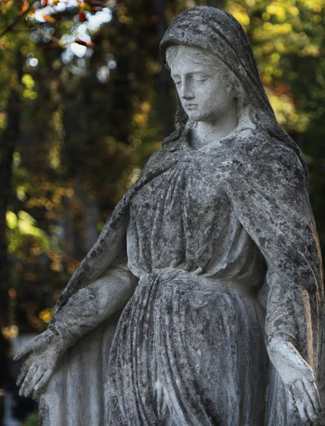 Sevgi ve nezaket sembolü olarak Meryem Ana heykeli — Stok fotoğraf