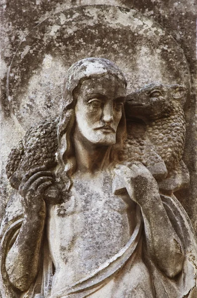 Jesucristo - el Buen Pastor (fragmento de estatua antigua ) — Foto de Stock