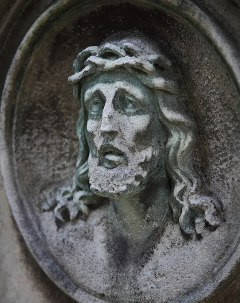 Jesus Kristusstatyn mot en bakgrund av grå sten — Stockfoto