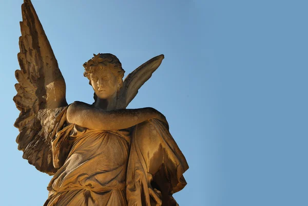 Anjo de ouro na luz do sol (estátua antiga ) — Fotografia de Stock