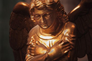 koyu renk arka plan (Antik parçası ile bir melek heykeli