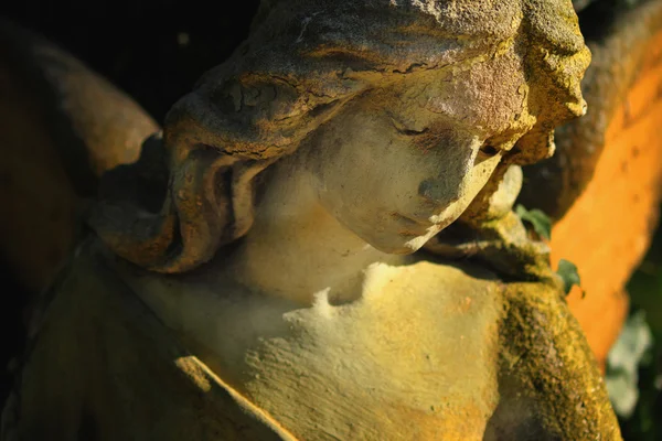 Majestuosa vista de la estatua del ángel dorado iluminado por la luz del sol . — Foto de Stock