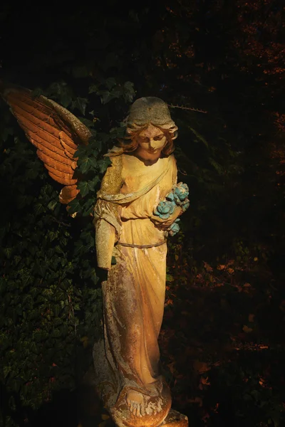 Escultura de un ángel con fondo oscuro — Foto de Stock