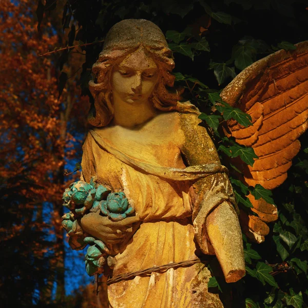 Majestuosa vista de la estatua del ángel dorado iluminado por la luz del sol —  Fotos de Stock