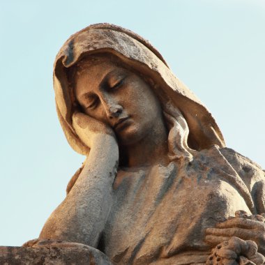 Depresyon ve kederin sembolü olarak mezardaki kadın heykeli
