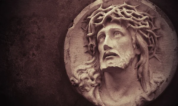 Dikenli (heykelin taç İsa'nın yüzü)