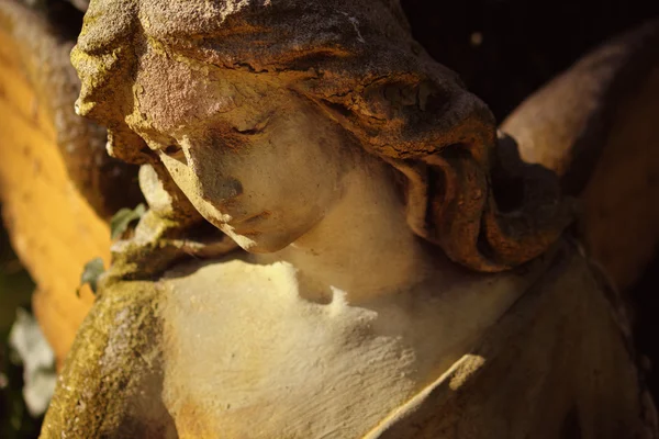 Majestosa vista da estátua do anjo dourado iluminado pela luz solar — Fotografia de Stock