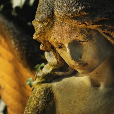 Adam karşı bir mezarlık üzücü bir melek Vintage görüntüsü