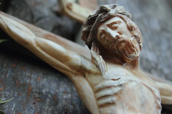 Jésus Christ crucifié (une ancienne sculpture en bois ) — Photo