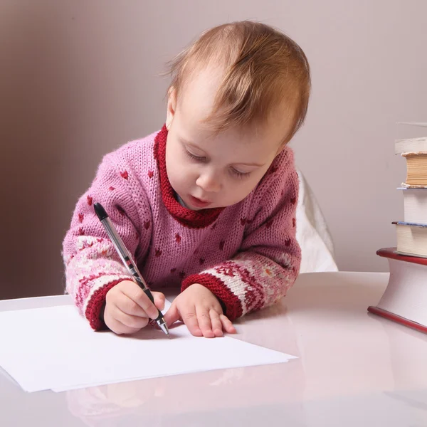 Pequeña chica hermosa escribiendo — Foto de Stock