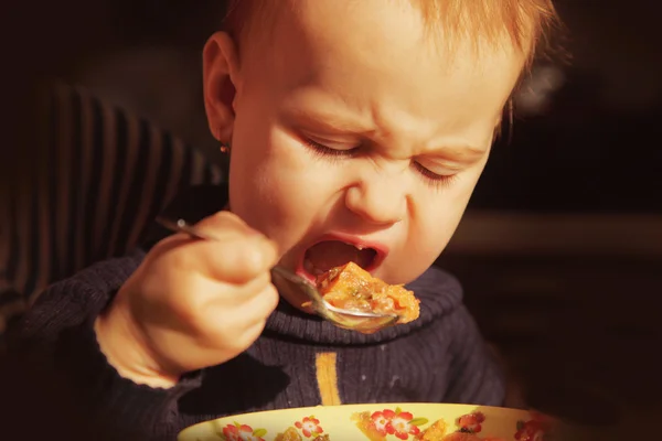 スプーンですくって食べることを学ぶ小さな女の赤ちゃん — ストック写真