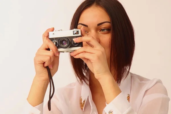 Menina fazendo imagem com fotocâmera retro, foco na câmera — Fotografia de Stock