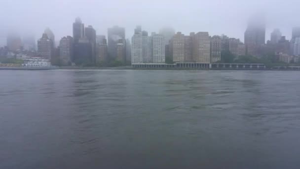 Манхэттен Скайлайн в Туманный день, Нью-Йорк — стоковое видео
