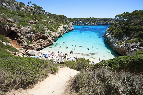 Krásné tyrkysové čistou vodou na Mallorce beach, Calo des Moro, — Stock fotografie