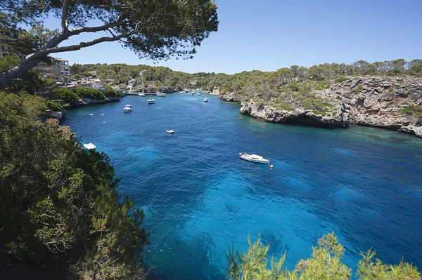 Bela vista da baía em mar azul na aldeia Cala Figue — Fotografia de Stock