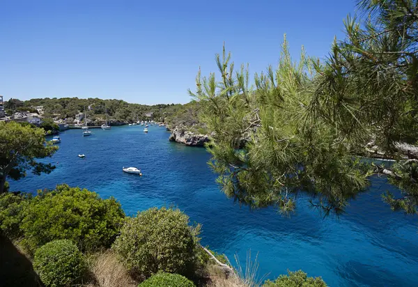 Bela vista da baía em mar azul na aldeia Cala Figue — Fotografia de Stock