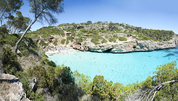 Belle eau claire turquoise à la plage de Majorque, Calo des Moro , — Photo