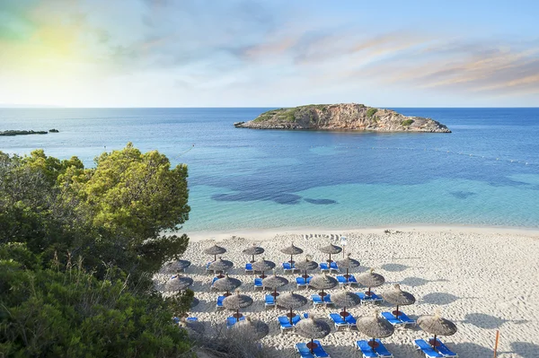 Praia mediterrânica idílica surise — Fotografia de Stock