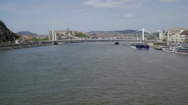 Budapeşte ve Tuna Nehri 'nin durağan 4K günlük çekimi