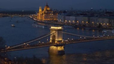 Budapeşte, Macaristan 'ın Gece Şehri' ndeki Zincir Köprüsü 'nün Gerçek Zaman 4k Görünümü