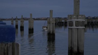 Akşam Nantucket Limanı 'ndan ayrılan küçük tekne.