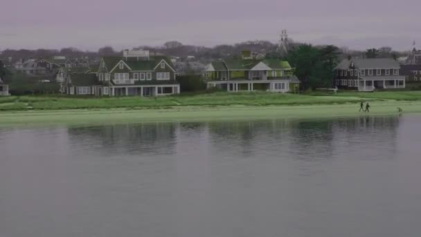 离开南塔克特的渡船 第一排豪华住宅观景 — 图库视频影像