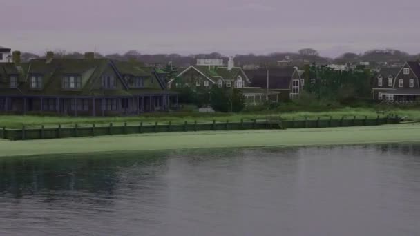 Prom Opuszcza Nantucket Pierwszy Rząd Luksusowych Domów Widok — Wideo stockowe