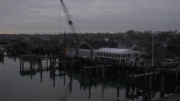 Färja Lämnar Nantucket Island Harbor Grå Molnig Dag Med Tunga — Stockvideo