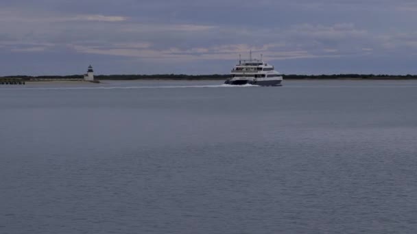 Färja Lämnar Nantucket Brant Point Fyr — Stockvideo