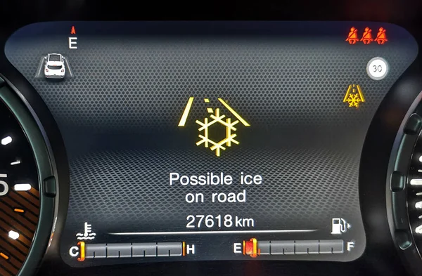 情報表示付きの車の速度計 Roaで氷の可能性 — ストック写真