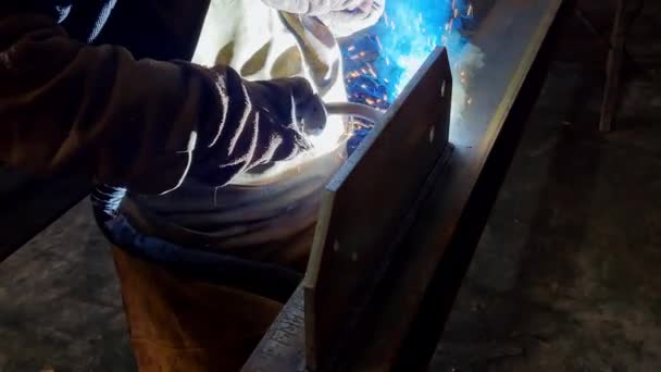 Close Blacksmith Welder Protective Mask Works Metal Steel Iron Using — Stock Video