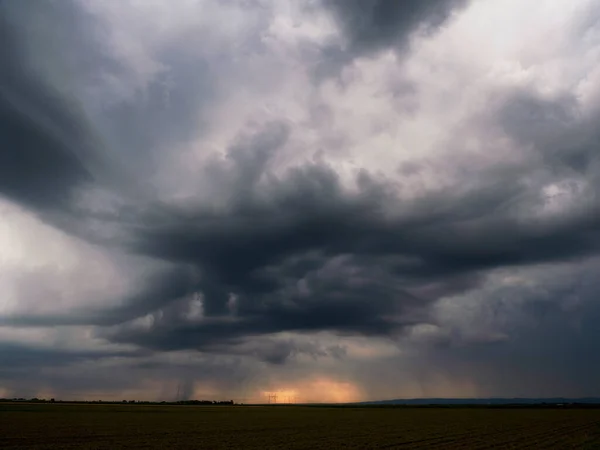 Δραματικός Ουρανός Από Βαριά Γκρίζα Βροχερά Σύννεφα Και Καλοκαιρινό Ηλιοβασίλεμα — Φωτογραφία Αρχείου