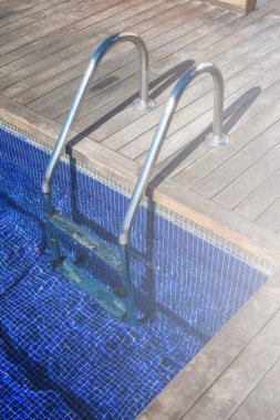 Havuza metal bir korkulukla giriliyor.