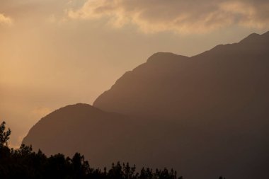 Gün batımında dağlarda güzel bir manzara. Gün batımında Tahtali Dağı 'nın tepesindeki Taurus Dağları' nın güzel manzarası. Kemer, Türkiye.