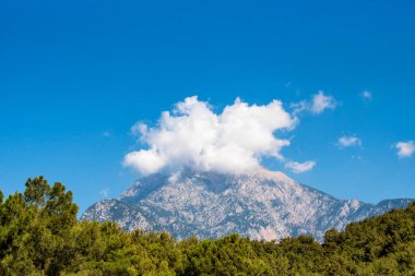 Gün batımında dağlarda güzel bir manzara. Gün batımında Tahtali Dağı 'nın tepesindeki Taurus Dağları' nın güzel manzarası. Kemer, Türkiye.