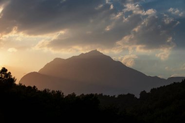 Gün batımında dağlarda güzel bir manzara. Gün batımında Tahtali Dağı 'nın tepesindeki Taurus Dağları' nın güzel manzarası. Kemer, Türkiye.