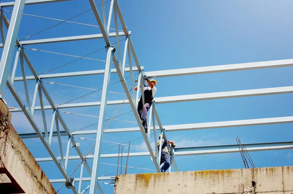 Iron Workers Working Iron Construction Frame Tall Apartment Building Construction — Stock Photo, Image