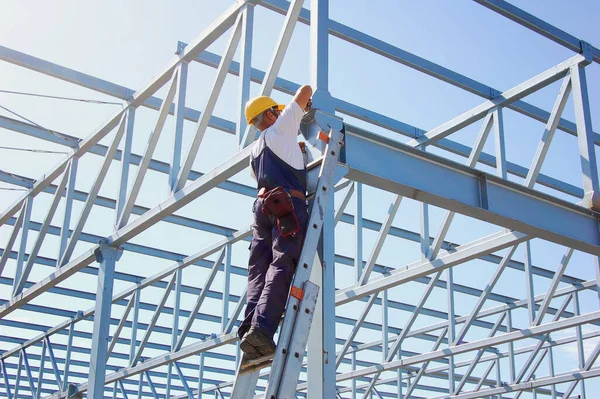 Iron Workers Working Iron Construction Frame Tall Apartment Building Construction — Stock Photo, Image