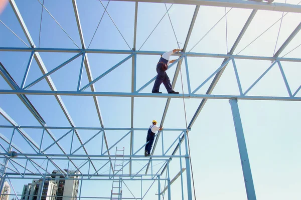 Iron Workers Working Iron Construction Frame Tall Apartment Building Construction — Stock Photo, Image