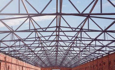 Sanayi deposunun Demir İnşaat iskeleti sandviç yalıtım panelleriyle yapım aşamasında..