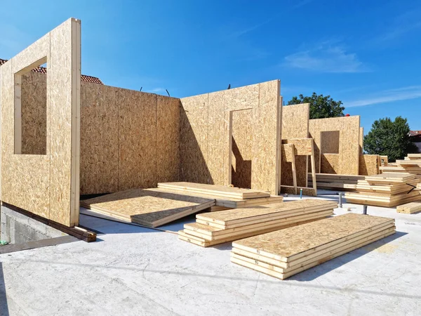 Bileşik ahşap panellerden yeni ve modern prefabrik modüler evler inşa ediliyor. Enerji verimli panel montajı
