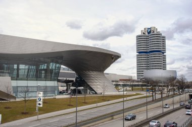 MÜZİK - 9 Mart 2013 'te BMW Müzesi, Münih, Almanya. BMW Müzesi, Münih 'teki Olympiapark yakınlarında yer alır ve 1972 yılında kurulmuştur. 