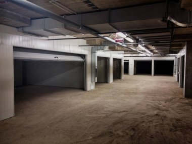 somut sarmal kapıları ile yapılmış garaj Binası