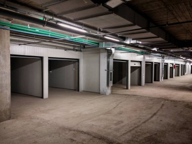 somut sarmal kapıları ile yapılmış garaj Binası