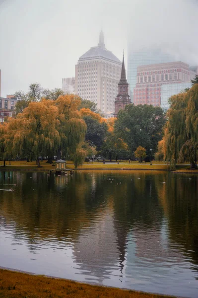 ボストン公園の紅葉 10月の秋の霧の日 — ストック写真