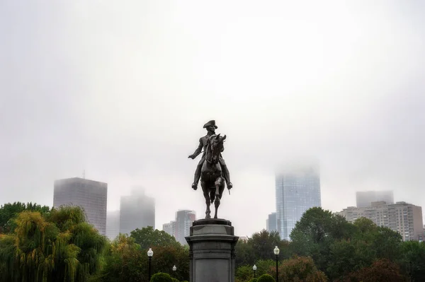 Памятник Джорджу Вашингтону Бостонском Общественном Саду Осенью Туманную Погоду Большим — стоковое фото