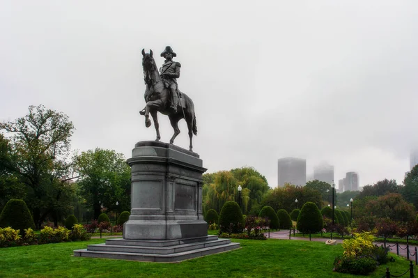Памятник Джорджу Вашингтону Бостонском Общественном Саду Осенью Туманную Погоду Большим — стоковое фото