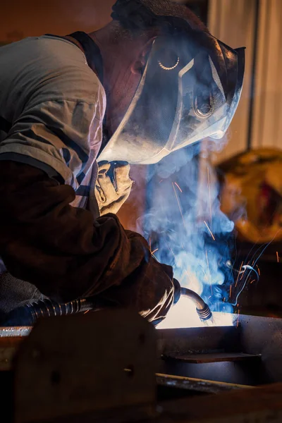 焊机的工作原理是金属型材 工业生产中金属结构的组装 体力劳动者 — 图库照片